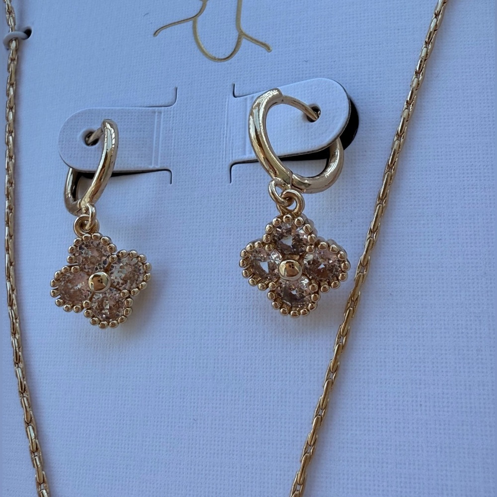 โจ Piper K Gold Flower Jewelry Set โ Cubic Zirconia Necklace & Earrings โจ - Picture 3 of 9